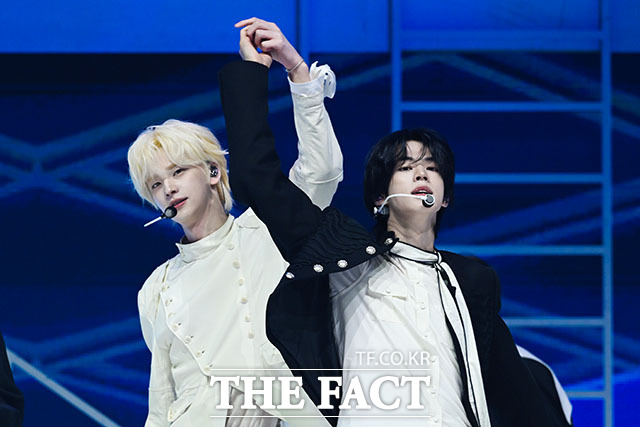 그룹 투어스(TWS)가 27일 오후 서울 광진구 예스24 라이브홀에서 열린 미니 5집 ‘NO TRAGEDY(노 트래저디)’ 미디어 쇼케이스에 참석해 타이틀곡 ‘널 따라가(You, You)’ 무대를 선보이고 있다. /서예원 기자