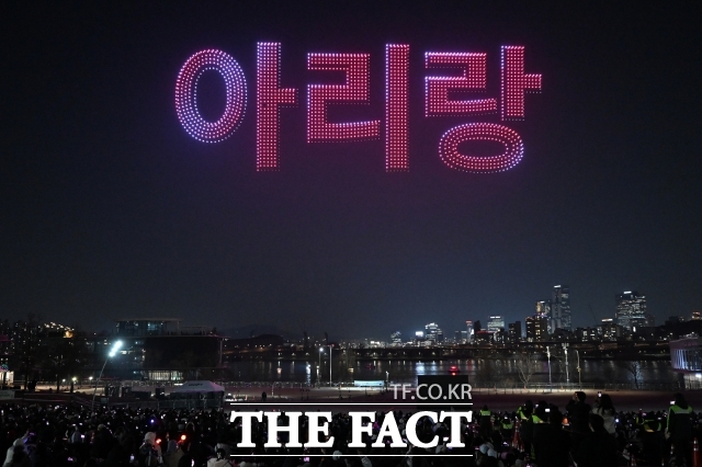 K-팝의 역사를 다시 쓰고 있는 방탄소년단이 정규 5집 앨범 ‘아리랑(arirang)’으로 미국 빌보드 메인 앨범 차트인 ‘빌보드 200’에서 무려 5주 연속 톱5를 기록했다. 사진은 BTS 컴백 기념 드론 라이트 쇼 장면. /김성렬 기자