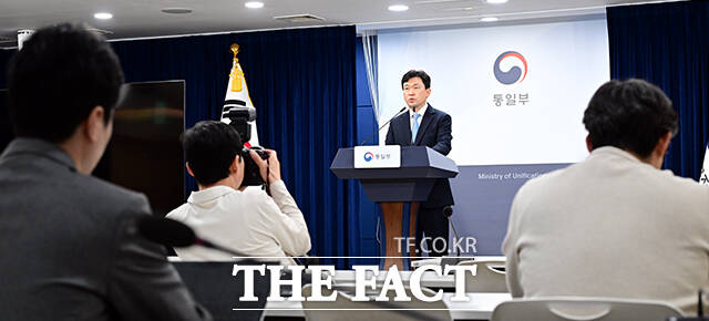 윤민호 통일부 대변인이 27일 오전 서울 종로구 정부서울청사에서 현안 관련 정례브리핑을 하고 있다. /임영무 기자