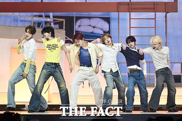 그룹 투어스(TWS)가 27일 오후 서울 광진구 예스24 라이브홀에서 열린 미니 5집 ‘NO TRAGEDY(노 트래저디)’ 미디어 쇼케이스에 참석해 수록곡 ‘너의 모든 가능성이 되어 줄게’ 무대를 선보이고 있다. /서예원 기자