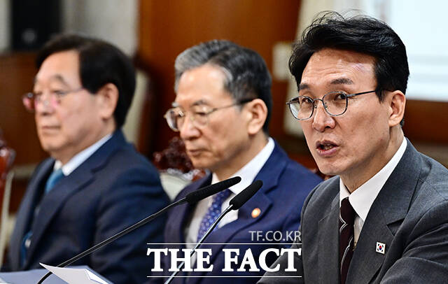 김민석 국무총리(가운데)가 27일 오후 서울 종로구 정부서울청사에서 열린 국가보훈위원회 회의에 참석해 모두발언을 하고 있다. /임영무 기자