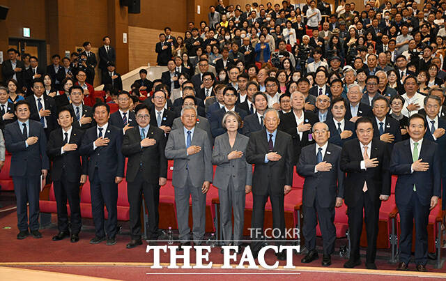 국기에 대한 경례 하는 참석자들.