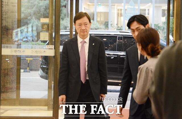 27일 서울 중구 명동에 위치한 은행연합회에서 이찬진 금융감독원장이 정기 이사회 직후 만찬에 참석하기 위해 입장하고 있다. /김태환 기자