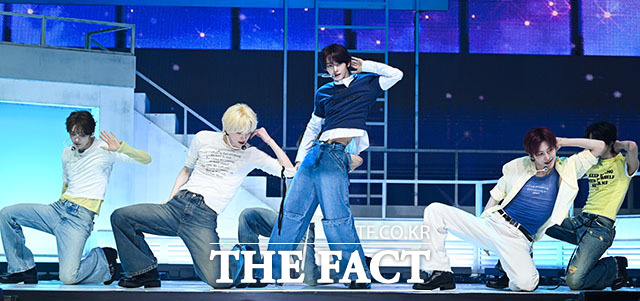 그룹 투어스(TWS)가 27일 오후 서울 광진구 예스24 라이브홀에서 열린 미니 5집 ‘NO TRAGEDY(노 트래저디)’ 미디어 쇼케이스에 참석해 수록곡 ‘너의 모든 가능성이 되어 줄게’ 무대를 선보이고 있다. /서예원 기자