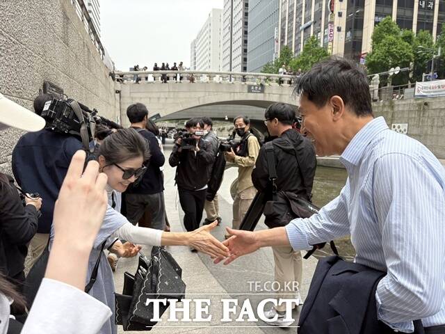 오세훈 서울시장 후보가 27일 오후 청계천에서 시민들과 만나 인사를 나눴다. /문화영 기자