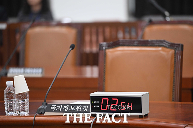 '야당 주도로 열린 정보위 전체회의' 비어있는 이종석 국가정보원장의 자리. /국회사진기자단