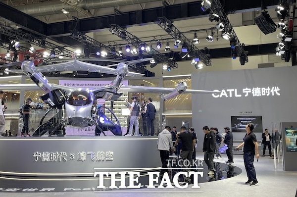 세계 최대 전기차 배터리 제조 기업인 CATL이 2026 베이징 국제 모터쇼(오토차이나 2026)'에서 자사 배터리를 탑재한 오토플라이트의 6인승 대형 전기 수직이착륙기(eVTOL)를 선보였다. /문은혜 기자