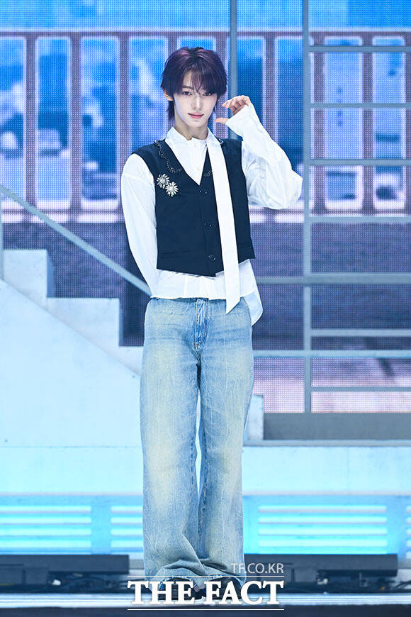 그룹 투어스(TWS)의 한진과 경민, 신유, 도훈, 영재, 지훈(왼쪽부터)이 27일 오후 서울 광진구 예스24 라이브홀에서 열린 미니 5집 ‘NO TRAGEDY(노 트래저디)’ 미디어 쇼케이스에 참석해 포즈를 취하고 있다. /서예원 기자