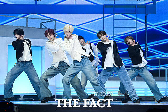 그룹 투어스(TWS)가 27일 오후 서울 광진구 예스24 라이브홀에서 열린 미니 5집 ‘NO TRAGEDY(노 트래저디)’ 미디어 쇼케이스에 참석해 타이틀곡 ‘널 따라가(You, You)’ 무대를 선보이고 있다. /서예원 기자