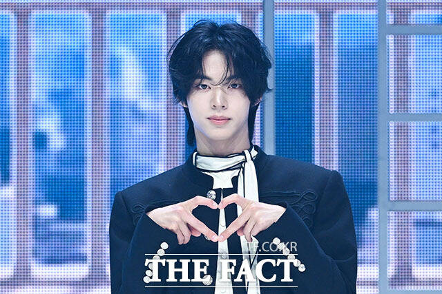 그룹 투어스(TWS)의 한진과 경민, 신유, 도훈, 영재, 지훈(왼쪽부터)이 27일 오후 서울 광진구 예스24 라이브홀에서 열린 미니 5집 ‘NO TRAGEDY(노 트래저디)’ 미디어 쇼케이스에 참석해 포즈를 취하고 있다. /서예원 기자