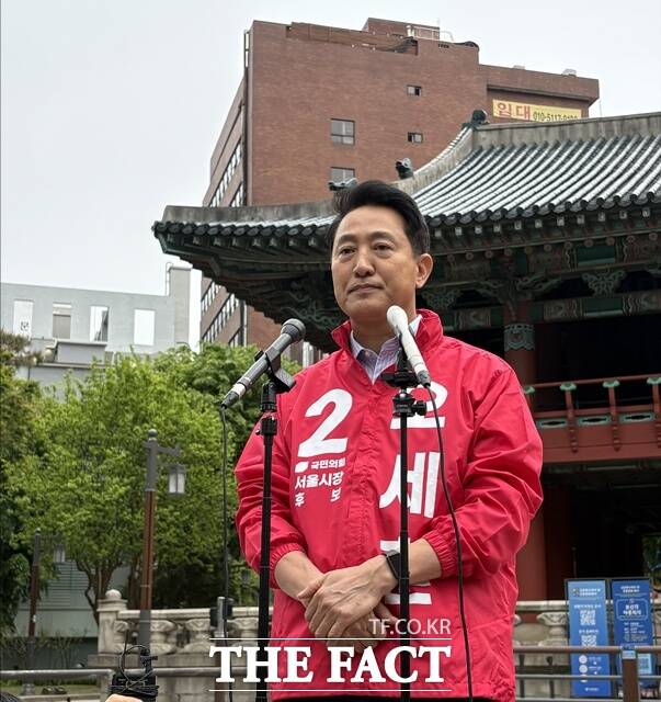 오세훈 국민의힘 서울시장 후보가 예비후보 등록을 마치고 선거전에 돌입했다. 사진은 오 후보가 27일 종로구 보신각 앞에서 기자들과 이야기하고 있는 모습. /문화영 기자