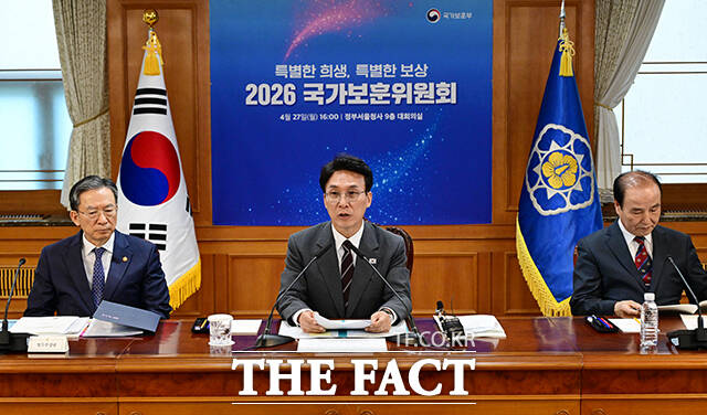 김민석 국무총리(가운데)가 27일 오후 서울 종로구 정부서울청사에서 열린 국가보훈위원회 회의에 참석해 모두발언을 하고 있다. /임영무 기자