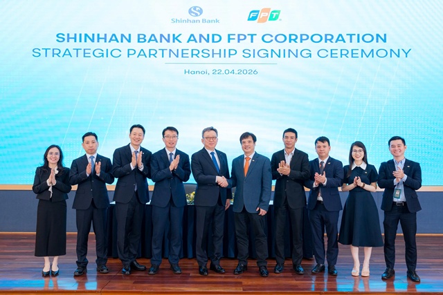 지난 23일 베트남 하노이 소재 JW메리어트 하노이에서 열린 한-베트남 비즈니스포럼에서 정상혁 신한은행장(왼쪽 다섯번째)이 응웬 반 코아 FPT그룹 CEO(왼쪽 여섯번째)와 업무협약을 진행한 후 관계자들과 함께 기념촬영을 했다. /신한은행