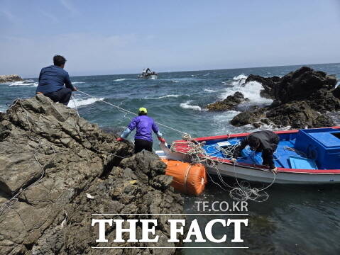 영덕 앞바다에서 조난 당한 어선을 구조하는 울진재난구조대. /독자 제공