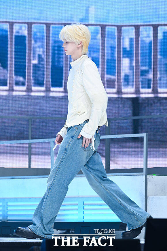 그룹 투어스(TWS)의 신유가 27일 오후 서울 광진구 예스24 라이브홀에서 열린 미니 5집 ‘NO TRAGEDY(노 트래저디)’ 미디어 쇼케이스에 참석해 수록곡 ‘너의 모든 가능성이 되어 줄게’ 무대를 선보이고 있다. /서예원 기자