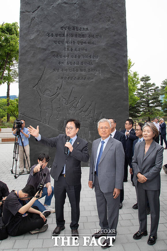 우원식 의장(왼쪽)에게 계엄군이 진입한 국회 의사당의 깨진 창문에 대한 설명 듣는 문 전 대통령.