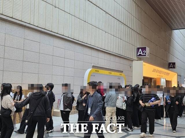 27일 오후 서울 강남구 코엑스 A홀 '2026 제1차 KB굿잡 우수기업 취업박람회'에서 오전 10시께 박람회장에 들어가려는 사람들이 몰려있다. /코엑스=이선영 기자