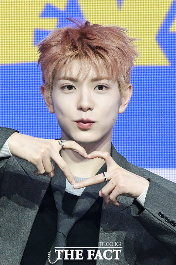 팬들을 향한 하트 보이는 유키.