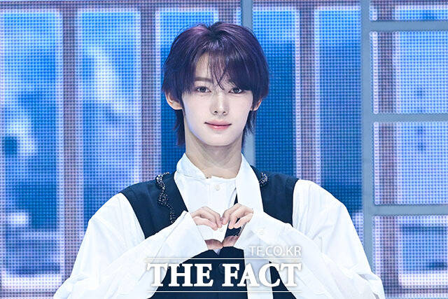 그룹 투어스(TWS)의 한진과 경민, 신유, 도훈, 영재, 지훈(왼쪽부터)이 27일 오후 서울 광진구 예스24 라이브홀에서 열린 미니 5집 ‘NO TRAGEDY(노 트래저디)’ 미디어 쇼케이스에 참석해 포즈를 취하고 있다. /서예원 기자