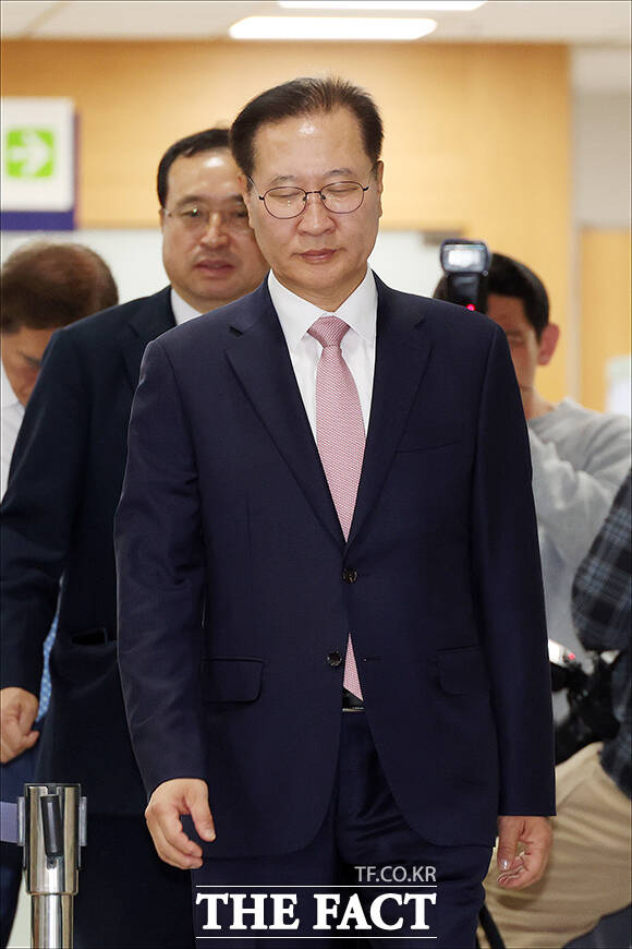 박성재 전 법무부 장관(왼쪽)과 이완규 전 법제처장이 27일 오전 서울 서초구 서울중앙지방법원에서 열린 내란가담 및 김건희 수사무마 1심 속행 공판에 출석하고 있다. /배정한 기자