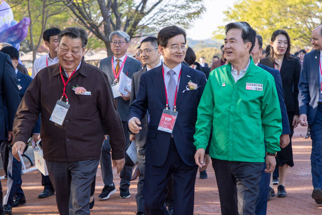 김선규 호반그룹 회장은 지난 25일 충남 태안군 안면읍 꽃지해안공원 일원에서 열린 태안국제원예치유박람회 개막을 선언했다. 김선규 회장(가운데)이 김태흠 충남지사(오른쪽), 가세로 태안군수와 함께 '2026 태안국제원예치유박람회' 개막식에 참석해 행사장 현장을 살펴보고 있는 모습. /호반그룹