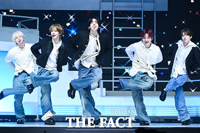 그룹 투어스(TWS)가 27일 오후 서울 광진구 예스24 라이브홀에서 열린 미니 5집 ‘NO TRAGEDY(노 트래저디)’ 미디어 쇼케이스에 참석해 타이틀곡 ‘널 따라가(You, You)’ 무대를 선보이고 있다. /서예원 기자