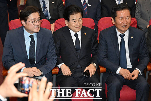 행사 참석한 홍익표 청와대 정무수석과 정동영 통일부 장관, 정청래 더불어민주당 대표(왼쪽부터).