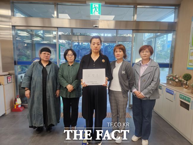지난 24일 경기남부경찰청에 경기교육혁신연대의 경선 과정에서 불거진 선거인단 대리 등록·납부 의혹 관련 수사 의뢰를 하는 고발장을 제출한 경기교육혁신연대 운영위원들. /경기교육혁신연대 운영위원