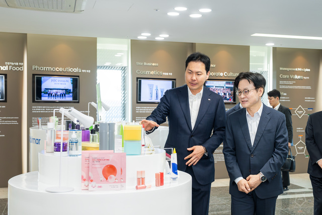 한국콜마 세종공장을 방문한 김정관 산업통상부 장관(오른쪽)이 윤상현 콜마그룹 부회장(왼쪽)과 함께 한국콜마 제조 화장품을 살펴보고 있다. /한국콜마