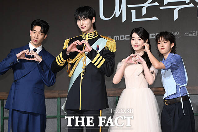 MBC '21세기 대군부인'은 주말 드라마 경쟁작 중 가장 높은 시청률과 화제성을 자랑하고 있다. 사진은 배우 유수빈과 변우석, 아이유, 이연(왼쪽부터)이 지난 6일 '21세기 대군부인' 제작발표회에 참석해 포즈를 취하는 모습. /김성렬 기자