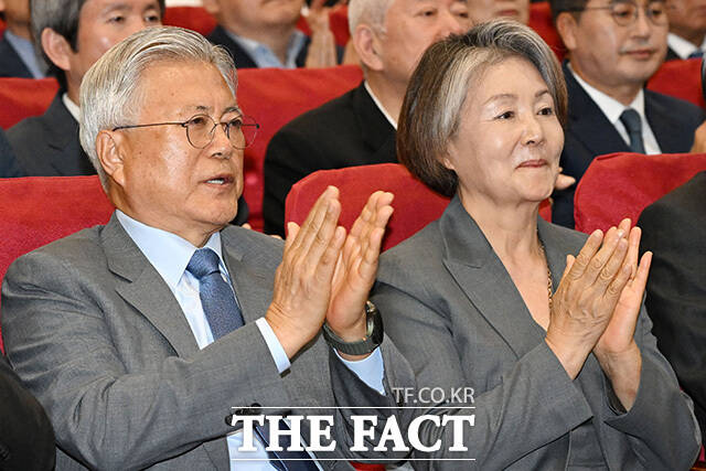 영상 시청 후 박수치는 문 전 대통령 내외.