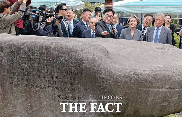 우원식 의장(왼쪽)에게 계엄군이 진입한 국회 의사당의 깨진 창문에 대한 설명 듣는 문 전 대통령.