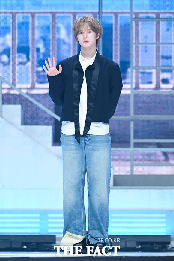 그룹 투어스(TWS)의 한진과 경민, 신유, 도훈, 영재, 지훈(왼쪽부터)이 27일 오후 서울 광진구 예스24 라이브홀에서 열린 미니 5집 ‘NO TRAGEDY(노 트래저디)’ 미디어 쇼케이스에 참석해 포즈를 취하고 있다. /서예원 기자