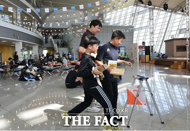 25일 광명스피돔 인도어 오리엔티어링 대회에 참가한 가족이 마지막 컨트롤 포인트를 체크하고 있다./국민체육진흥공단