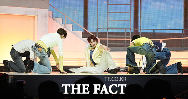 그룹 투어스(TWS)가 27일 오후 서울 광진구 예스24 라이브홀에서 열린 미니 5집 ‘NO TRAGEDY(노 트래저디)’ 미디어 쇼케이스에 참석해 수록곡 ‘너의 모든 가능성이 되어 줄게’ 무대를 선보이고 있다. /서예원 기자