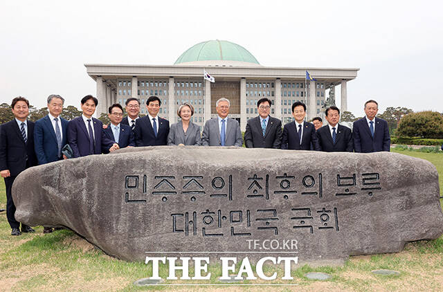 문재인 전 대통령 내외와 우원식 국회의장, 정동영 통일부 장관(왼쪽 일곱 번째부터) 등 참석자들이 4.27 판문점선언 8주년 기념식 참석차 27일 오후 서울 여의도 국회를 방문해 '민주주의 최후의 보루 대한민국 국회' 문구가 새겨진 상징석 앞에서 기념촬영을 하고 있다. /국회=남용희 기자