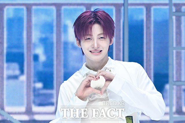 그룹 투어스(TWS)의 한진과 경민, 신유, 도훈, 영재, 지훈(왼쪽부터)이 27일 오후 서울 광진구 예스24 라이브홀에서 열린 미니 5집 ‘NO TRAGEDY(노 트래저디)’ 미디어 쇼케이스에 참석해 포즈를 취하고 있다. /서예원 기자