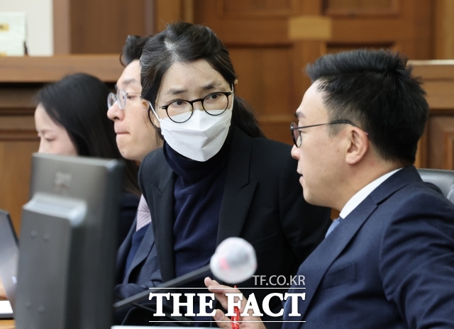 도이치모터스 주가조작에 관여하고 통일교로부터 현안 청탁 명목의 금품을 받은 혐의로 기소된 김건희 여사의 2심 선고가 28일 나온다. /사진공동취재단