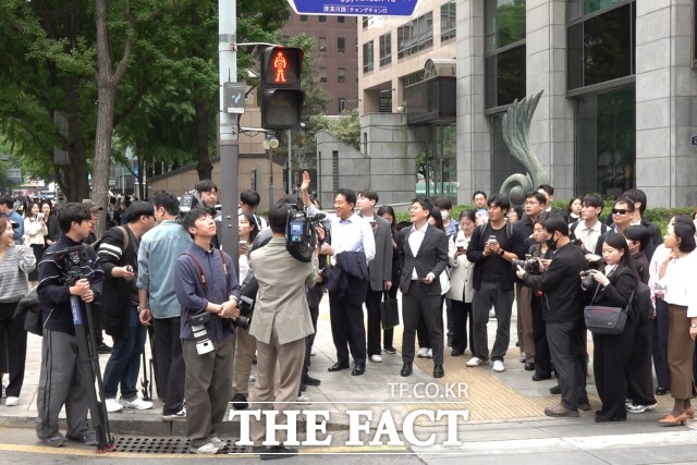 6.3 지방선거 서울시장 예비후보자 등록을 마친 오세훈 국민의힘 후보가 27일 오후 출마 기자회견을 위해 서울 종로구 보신각으로 이동하며 시민들과 인사하고 있다. /종로구=김민지 기자