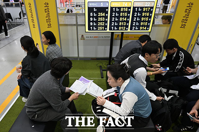 ‘2026 1차 KB굿잡 우수기업 취업박람회’가 27일 오전 서울 강남구 삼성동 코엑스에서 열린 가운데 구직자들이 상담을 기다리고 있다. /서예원 기자