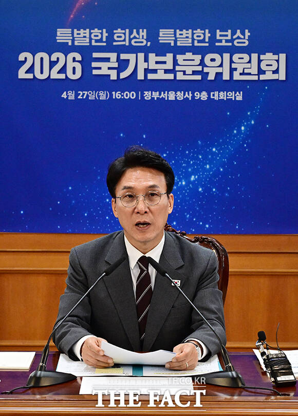 김민석 국무총리(가운데)가 27일 오후 서울 종로구 정부서울청사에서 열린 국가보훈위원회 회의에 참석해 모두발언을 하고 있다. /임영무 기자