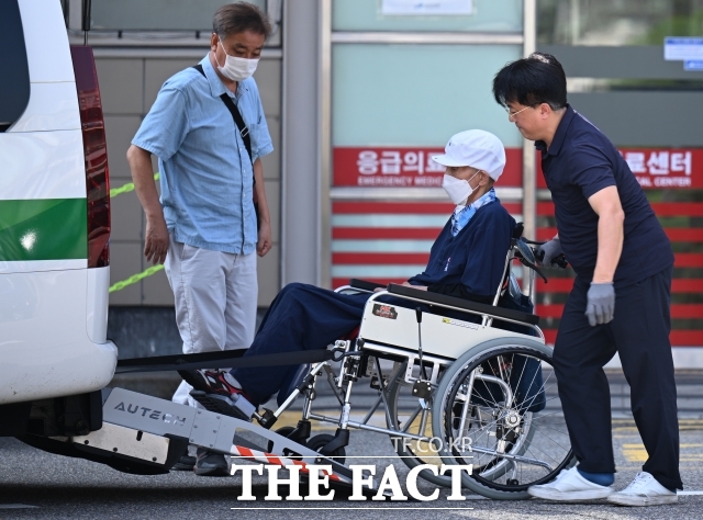 2024년 9월 11일 서울의 한 대학병원에 휠체어를 탄 환자가 내원하고 있다. /이새롬 기자
