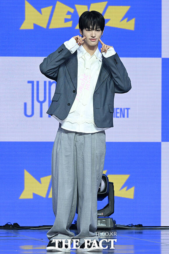 포즈 취하는 그룹 넥스지(NEXZ)의 멤버 세이타.