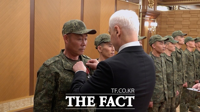 북한이 러시아에 파병한 데 이어 쿠르스크 재건을 위해 건설 인력을 파견한 것으로 파악됐다. 사진은 안드레이 벨로우소프(오른쪽) 러시아 국방장관이 지난 26일 북한 평양에서 북한 군인들에게 러시아 국가 훈장을 수여하는 모습. /뉴시스, AP