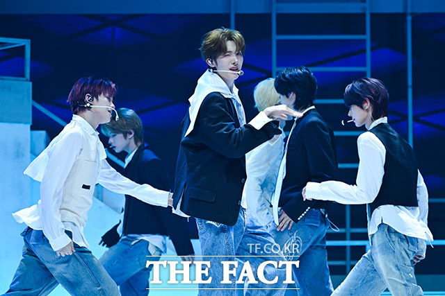 그룹 투어스(TWS)가 27일 오후 서울 광진구 예스24 라이브홀에서 열린 미니 5집 ‘NO TRAGEDY(노 트래저디)’ 미디어 쇼케이스에 참석해 타이틀곡 ‘널 따라가(You, You)’ 무대를 선보이고 있다. /서예원 기자