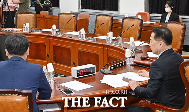 '야당 주도로 열린 정보위 전체회의' 비어있는 이종석 국가정보원장의 자리. /국회사진기자단