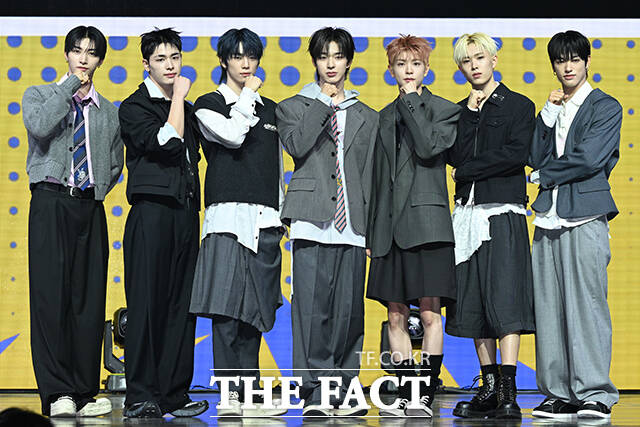 그룹 넥스지의 유우, 하루, 소 건, 토모야, 유키, 휴이, 세이타(왼쪽부터)가 27일 오후 서울 용산구 블루스퀘어 우리WON뱅킹홀에서 열린 싱글 2집 '음츠크'(Mmchk) 발매 기념 쇼케이스를 개최했다. /김성렬 기자