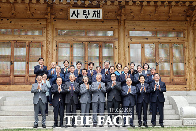 우원식 의장(왼쪽)에게 계엄군이 진입한 국회 의사당의 깨진 창문에 대한 설명 듣는 문 전 대통령.