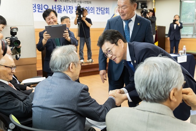 정원오 더불어민주당 서울시장 예비후보가 27일 오후 서울 용산구 대한노인회 서울시연합회를 찾아 고광선 회장을 비롯한 각 자치구 지회장들과 간담회를 진행했다. /정원오 캠프