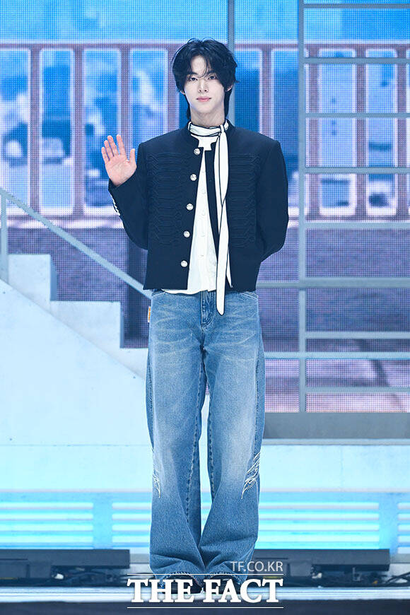 그룹 투어스(TWS)의 한진과 경민, 신유, 도훈, 영재, 지훈(왼쪽부터)이 27일 오후 서울 광진구 예스24 라이브홀에서 열린 미니 5집 ‘NO TRAGEDY(노 트래저디)’ 미디어 쇼케이스에 참석해 포즈를 취하고 있다. /서예원 기자